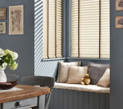 Window seat with Veneitian blinds