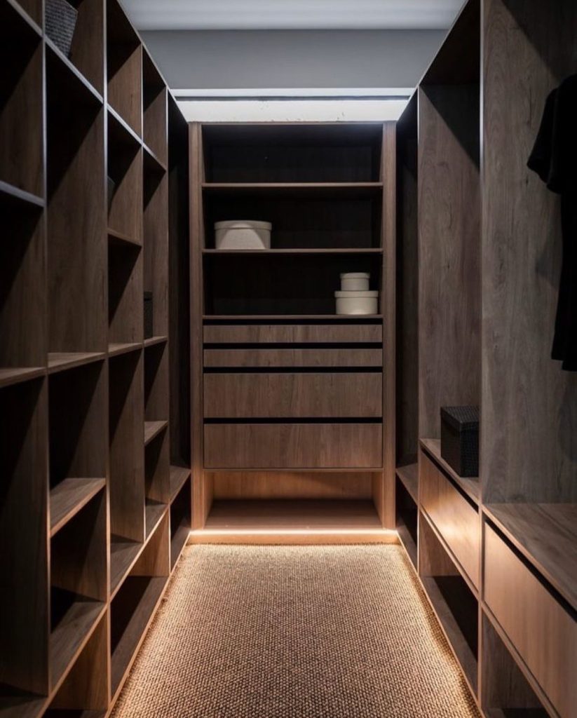 walkin wardrobe u-shaped in dark wood